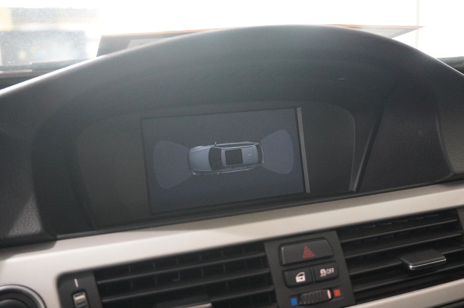 Fahrzeugabbildung BMW 320i TOURING NAVI/BI-XENON/SHZ/PDC/PANO./SH/TEMP