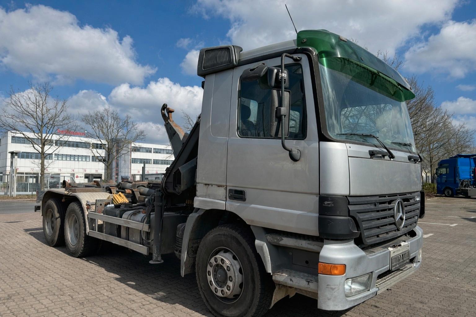 Mercedes-Benz Abrollkipper mit Kran HIAB 102 6x2