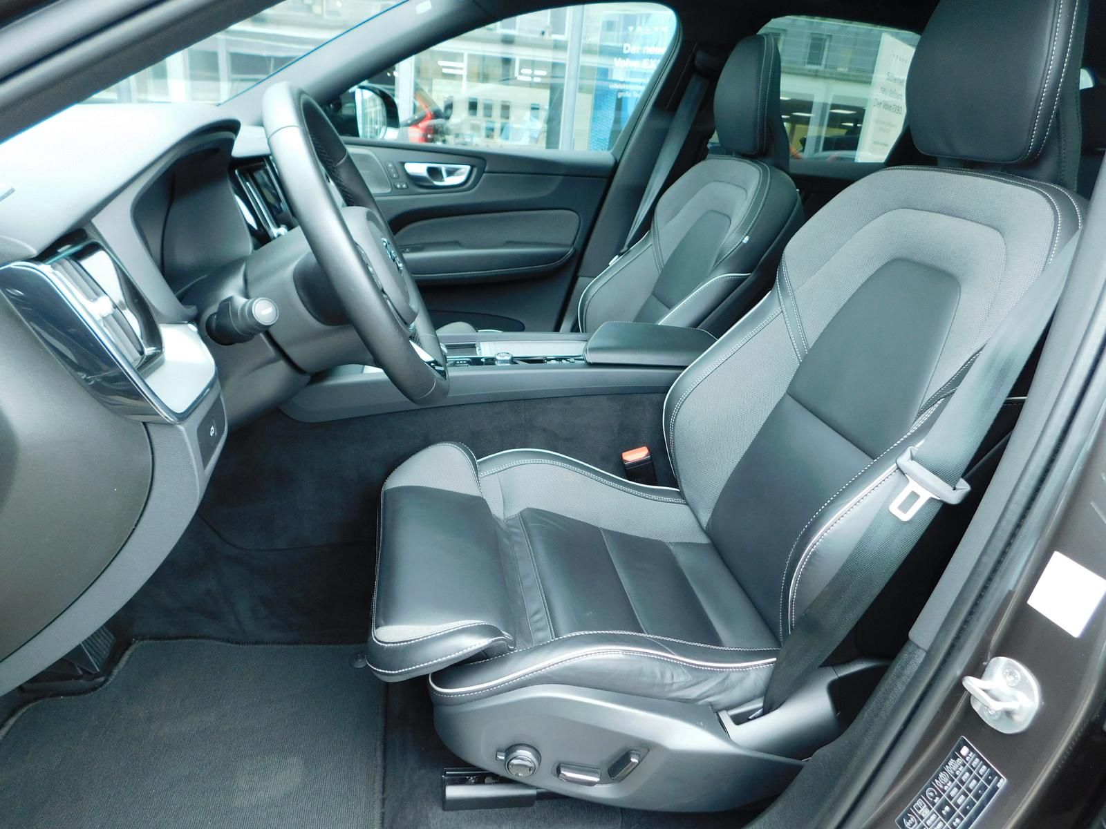 Fahrzeugabbildung Volvo XC60 B4D AWD Plus Dark "Panoramadach"