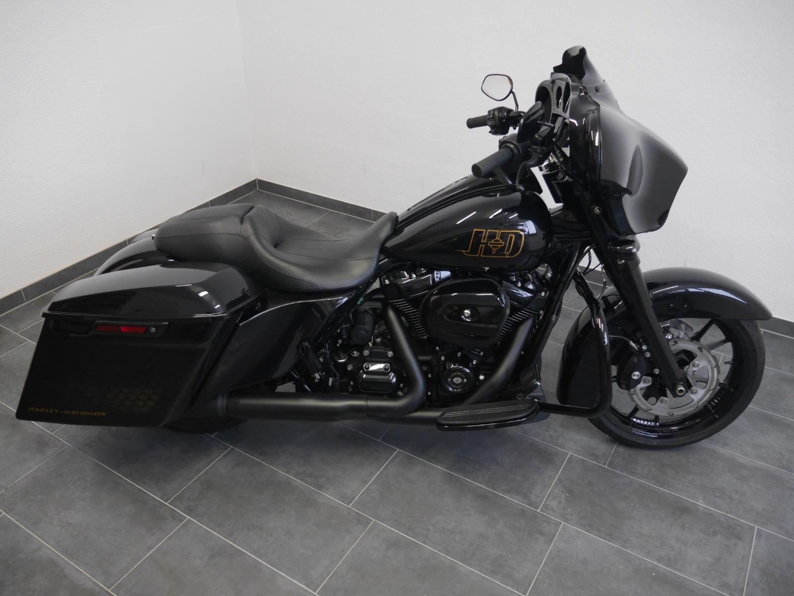 Harley-Davidson Street Glide // Black // FLHX // 2021