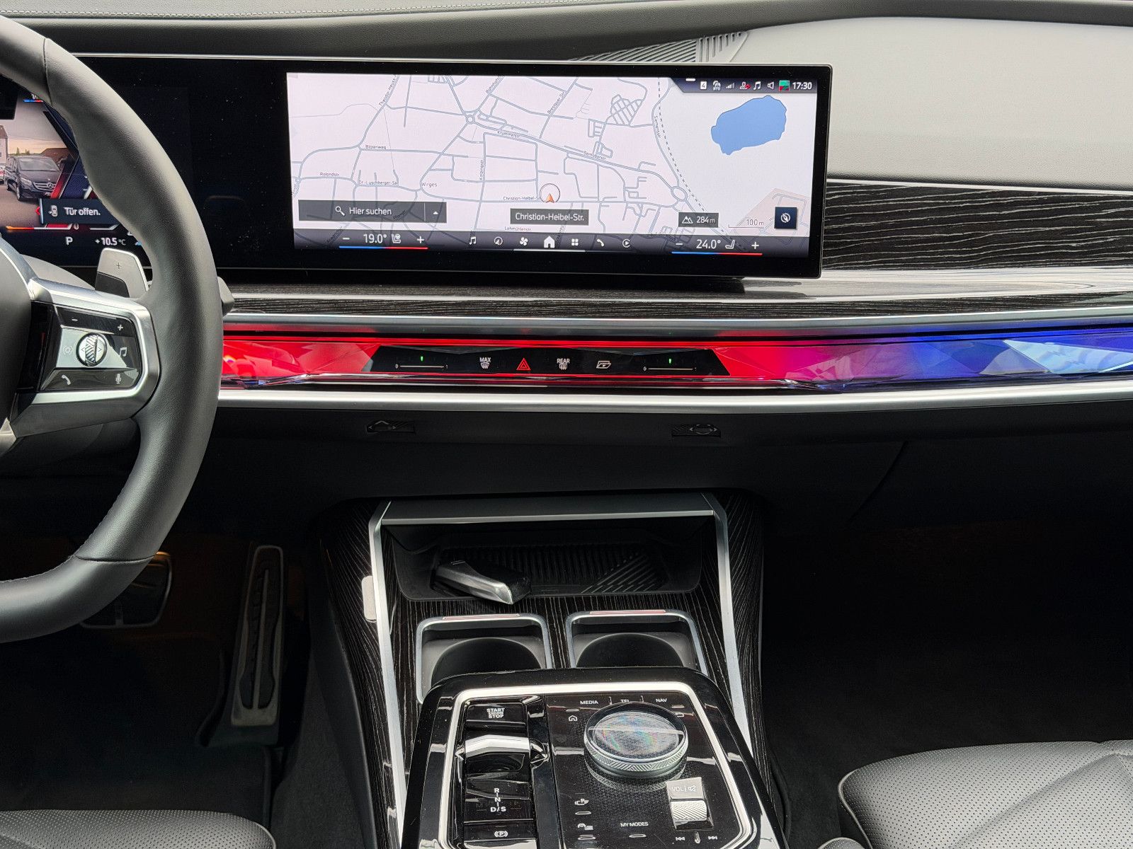 Fahrzeugabbildung BMW 740 d xDrive M Sport/CINEMA-TV/SKY LOUNGE/ICONIC