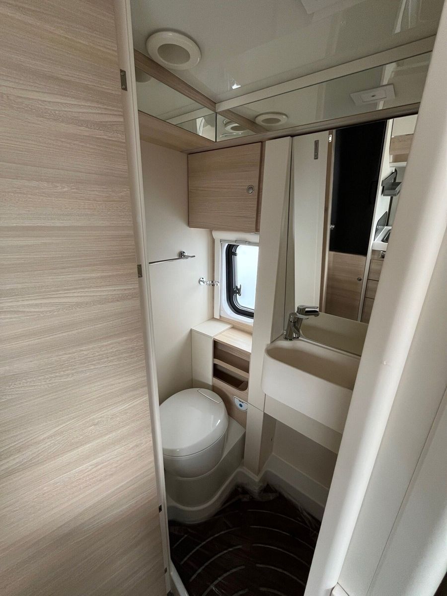 Fahrzeugabbildung Eura Mobil Van V 635 EB Fahrassistenzpaket, Skyroof, RFK