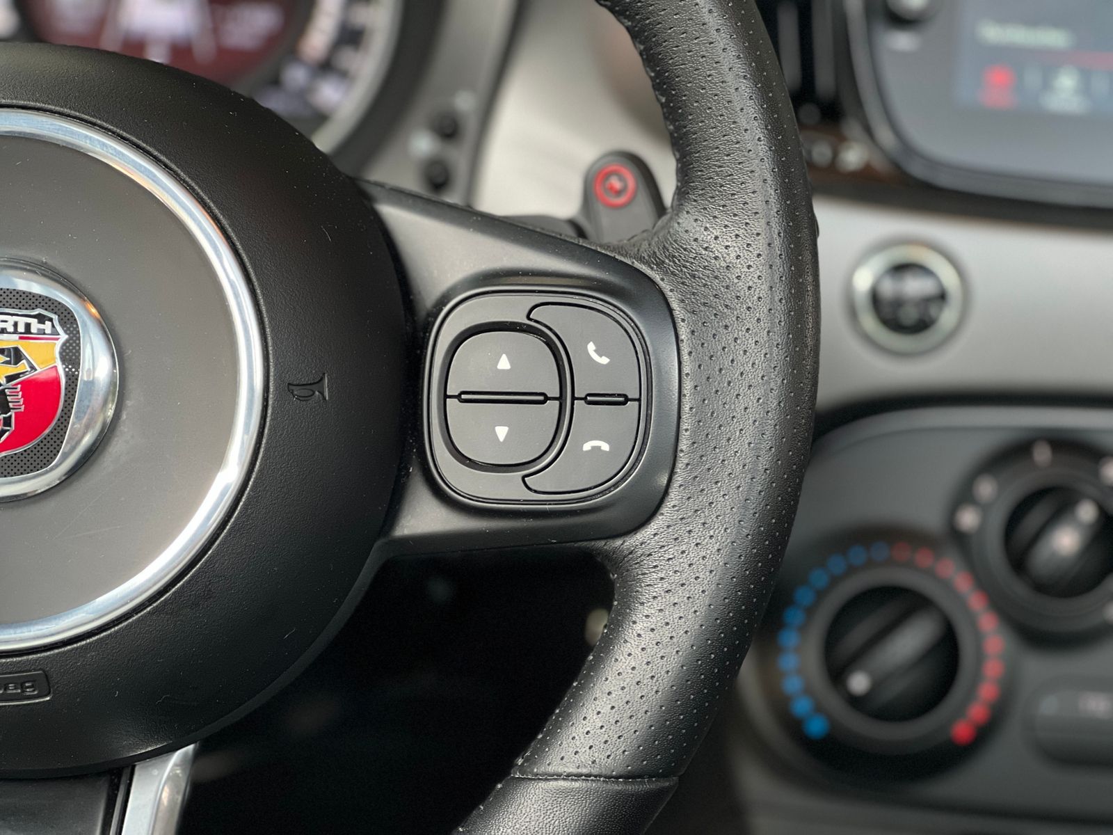 Fahrzeugabbildung Abarth 595C Aut. CARPLAY KLIMA XENON ALU