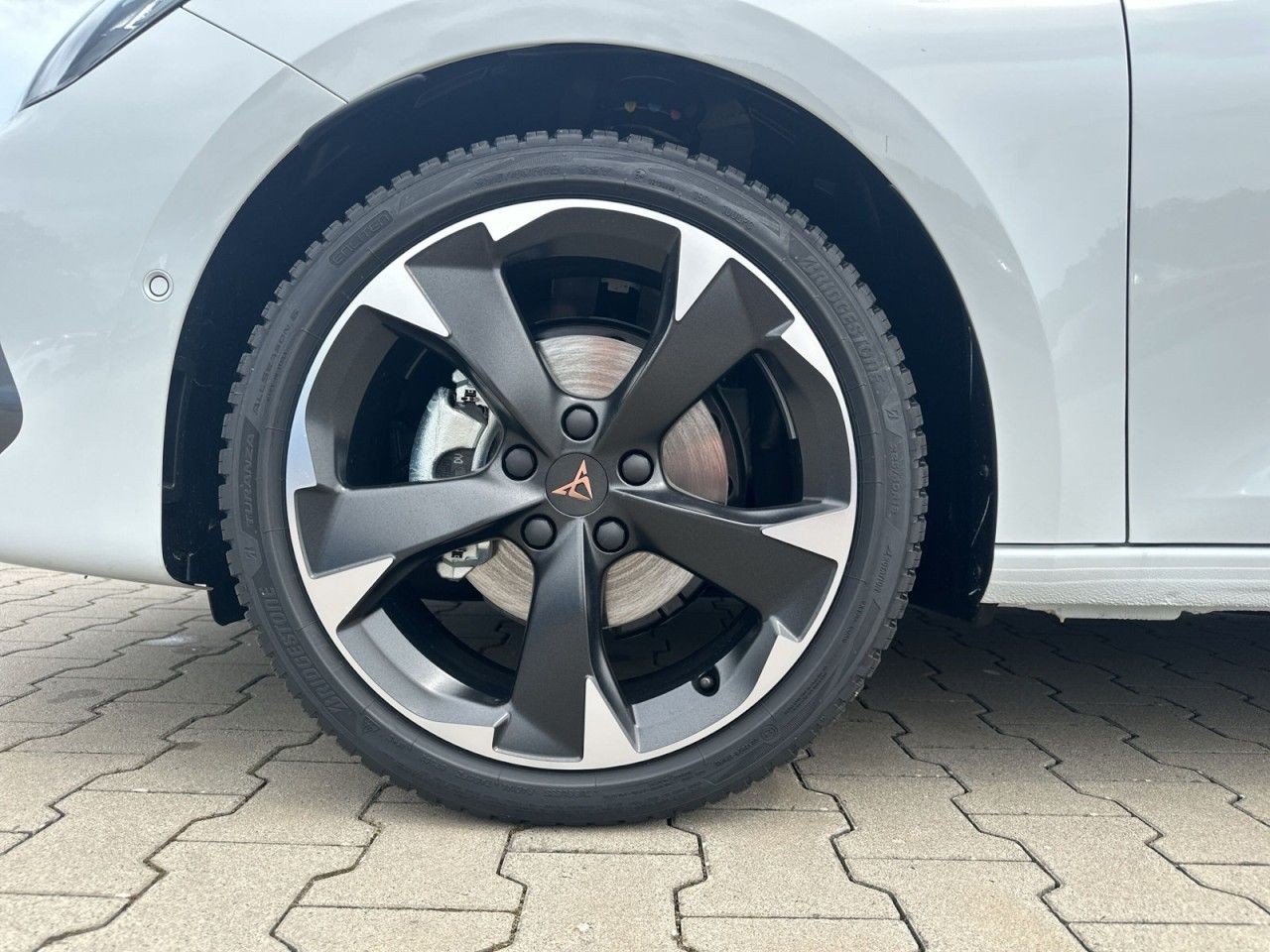 Fahrzeugabbildung CUPRA Leon 1.5 eTSI 7-Gang-DSG