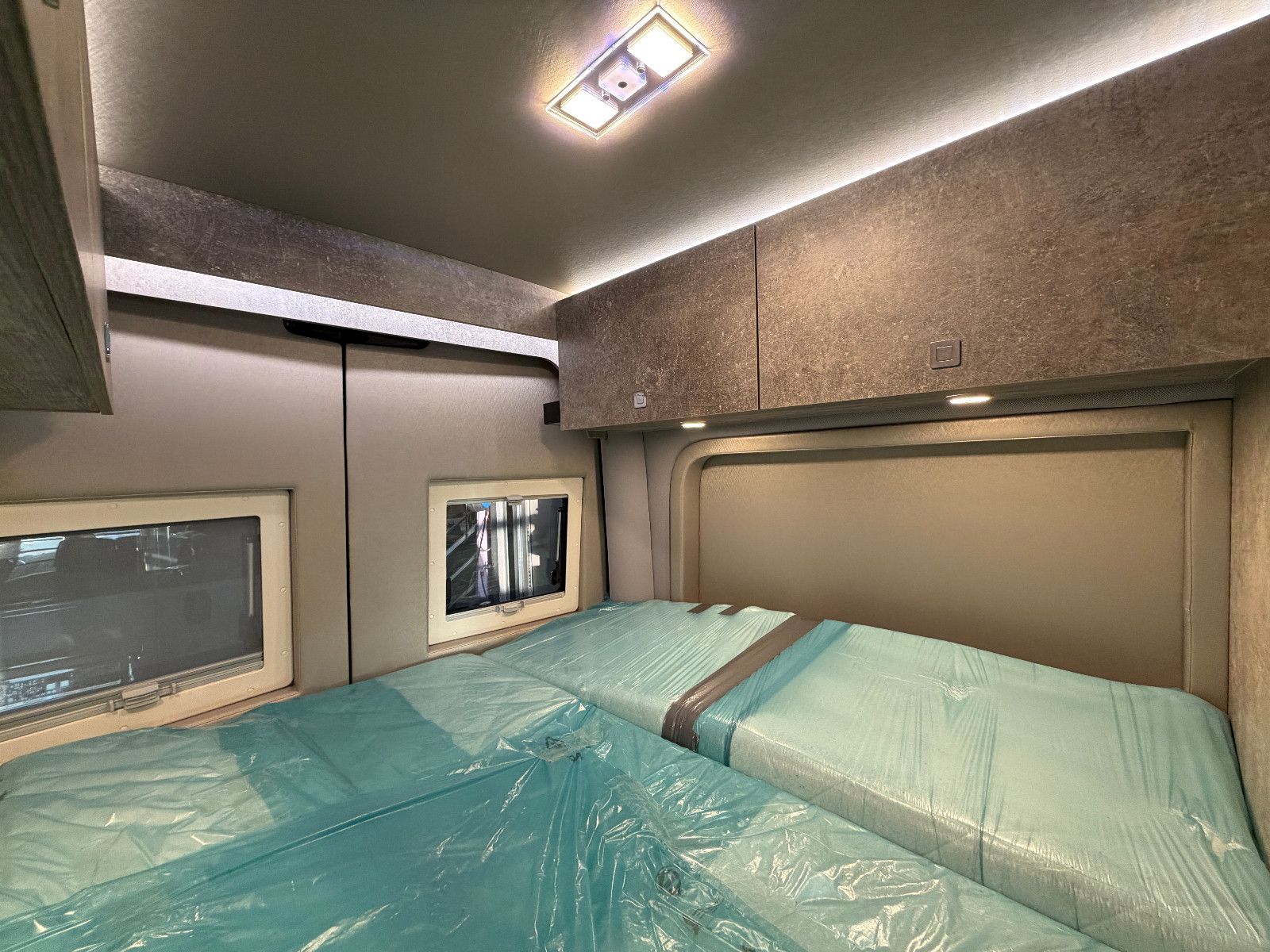 Fahrzeugabbildung Robeta Adonis - Luxus Campervan Aufstelldach