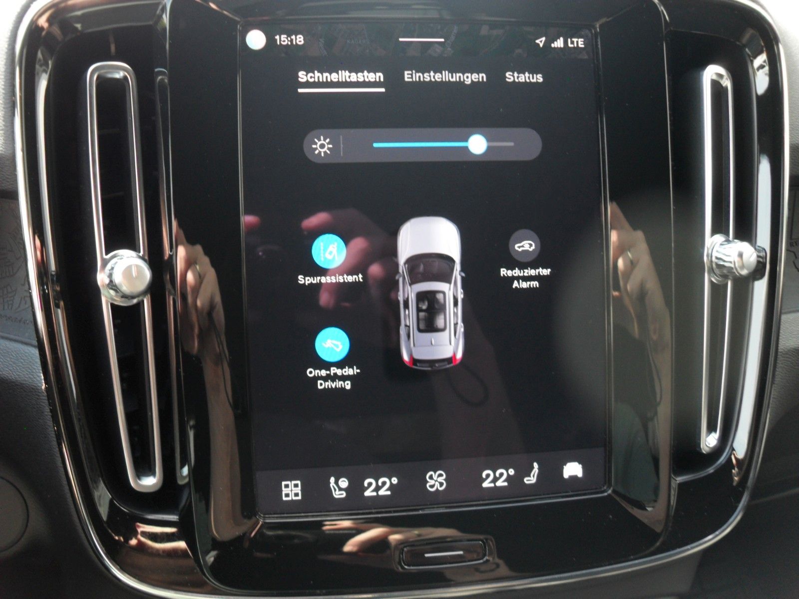 Fahrzeugabbildung Volvo XC 40 Plus Recharge Pure Electric 2WD |AHK | LED