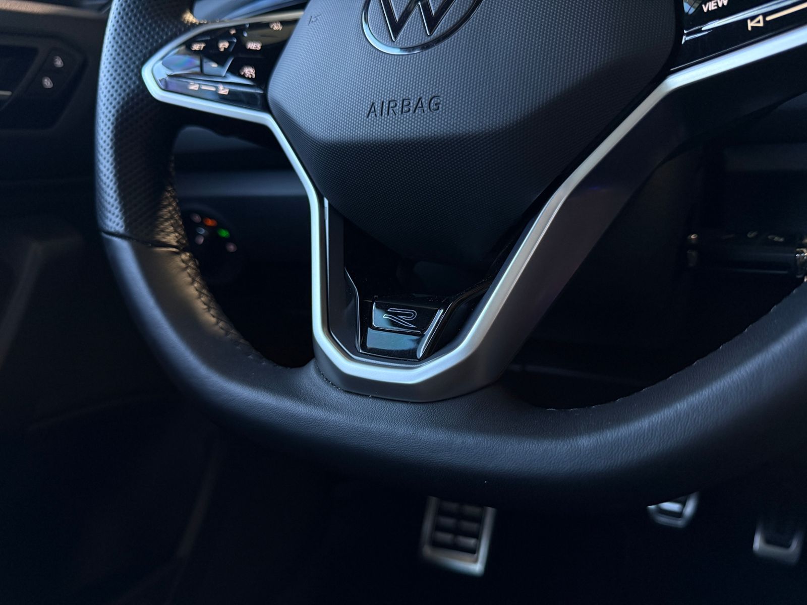 Fahrzeugabbildung Volkswagen T-Roc R-Line 1.5 l TSI  PANO ACC LED NAVI