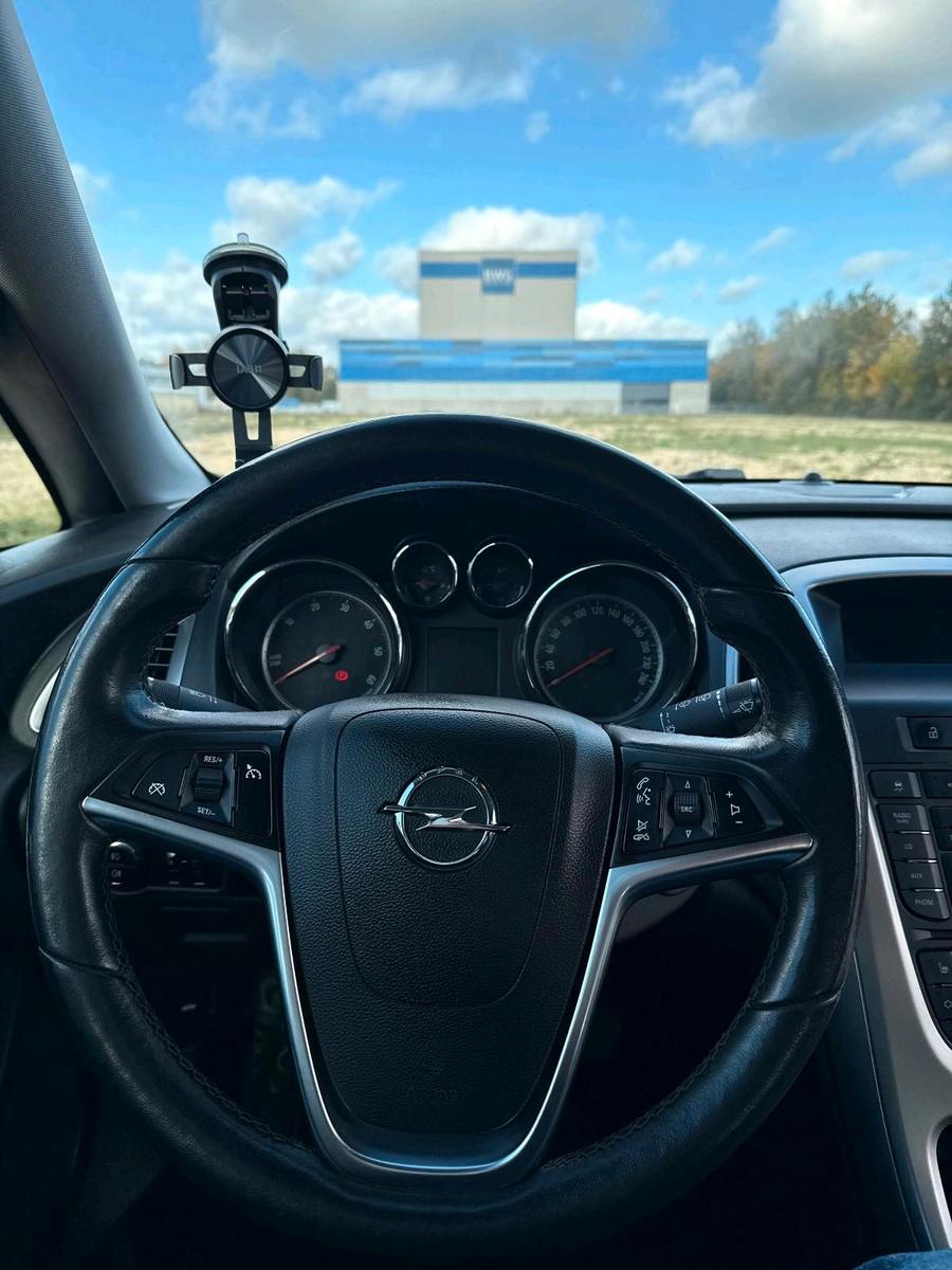 Opel Astra 2012 — photo 7