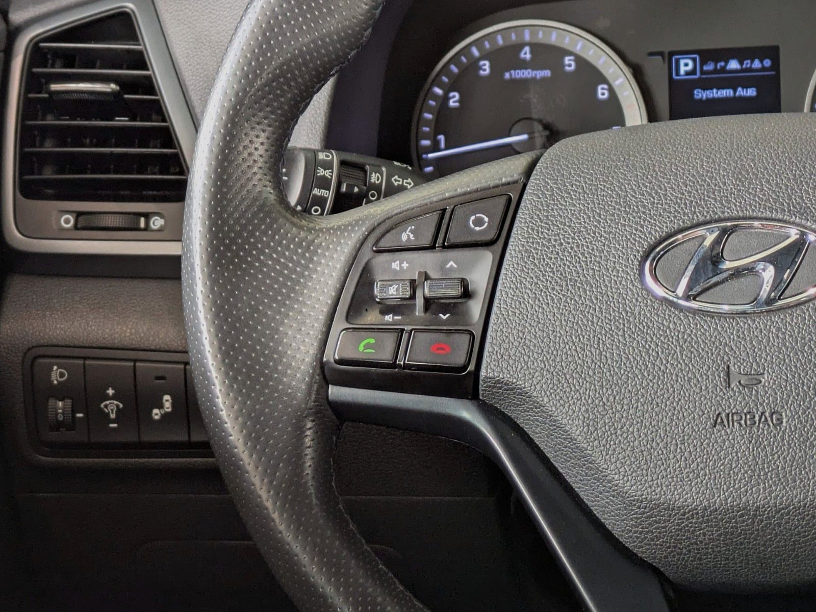 Fahrzeugabbildung Hyundai TUCSON 1.6i DTC PASSION SITZHZ ANDROID NAVI CAM