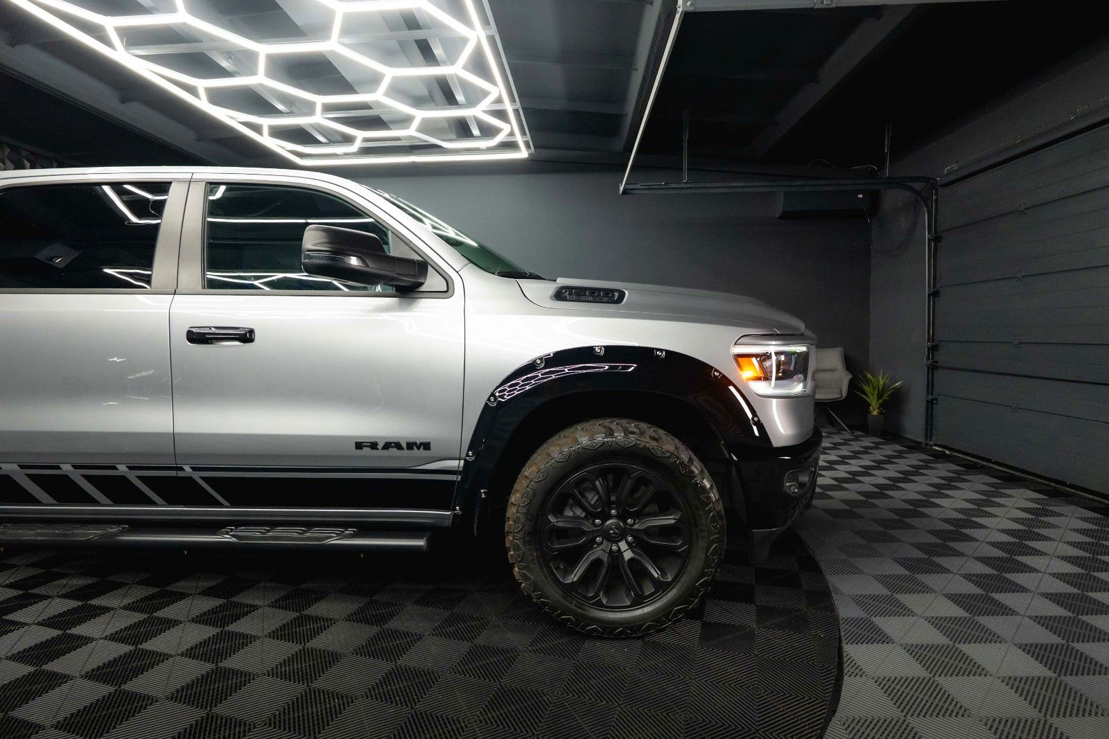 Fahrzeugabbildung Dodge RAM 5.7 V8 HEMI 4x4 OFFROAD Night PUNISHER 19%