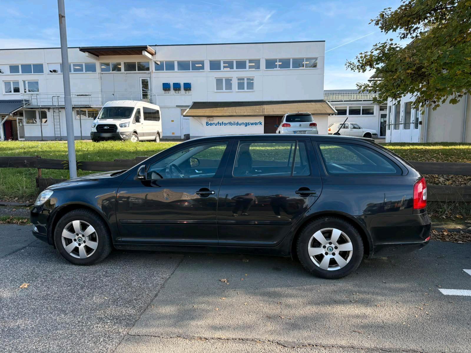 Skoda Octavia 2011 — rear view