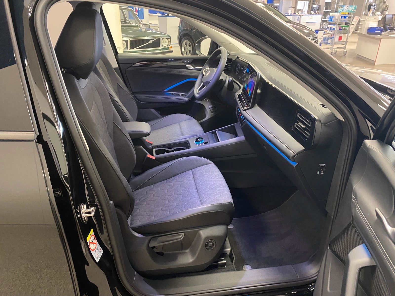 Fahrzeugabbildung Volkswagen Tiguan 1.5 eTSI OPF DSG +ACC+LED+NAVI+PARKASSIST
