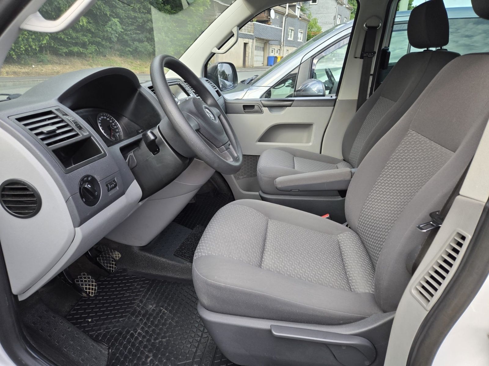 Fahrzeugabbildung Volkswagen T5 Transporter Kombi * 8.SITZER * NAVI *