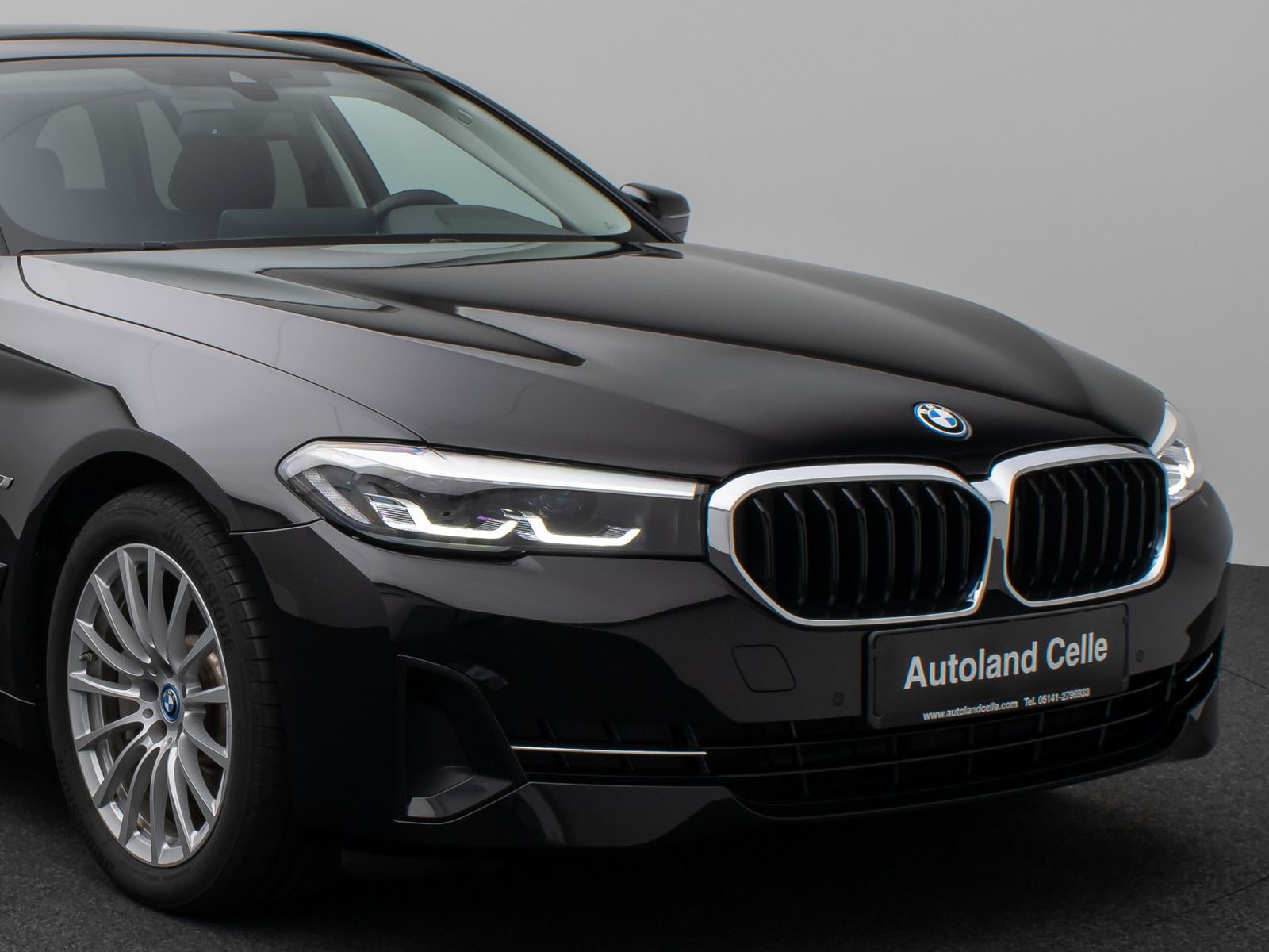 Fahrzeugabbildung BMW 530e Panorama DAB HiFi CockPitPro Alarm PDC LED