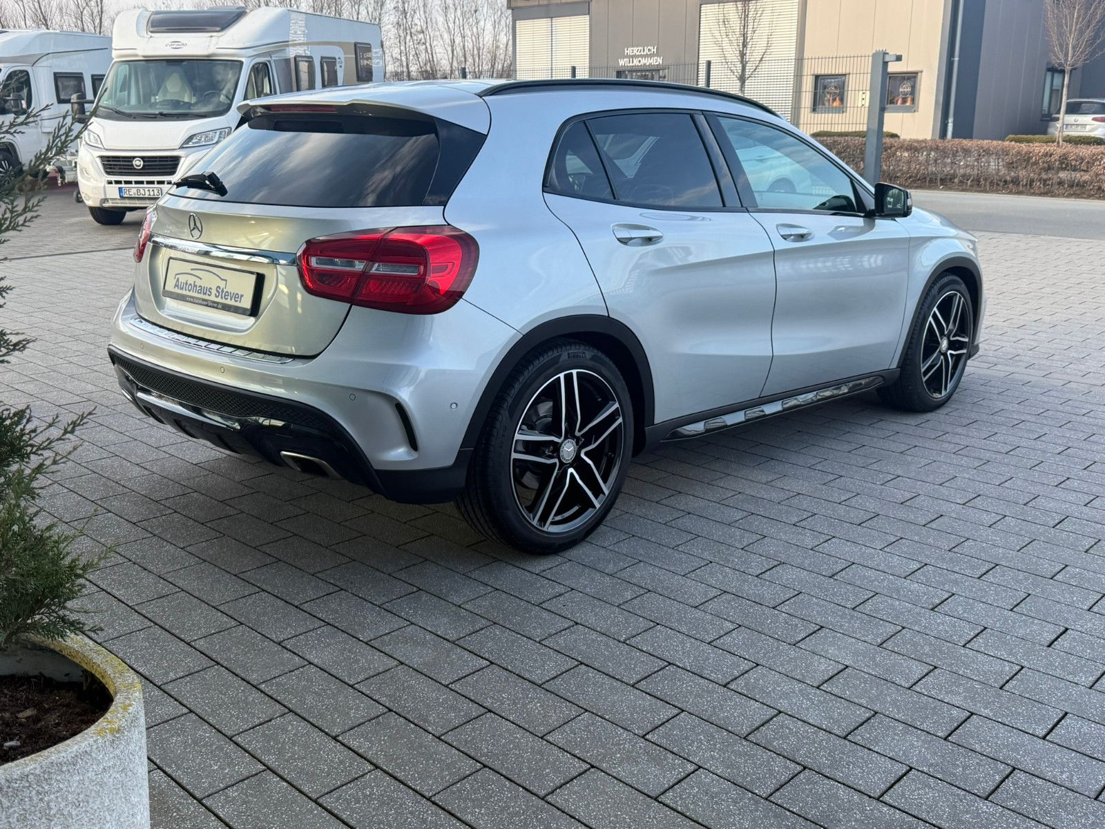 Fahrzeugabbildung Mercedes-Benz GLA 200 AMG Line PANO NAVI LEDER PDC WINTERRÄDER