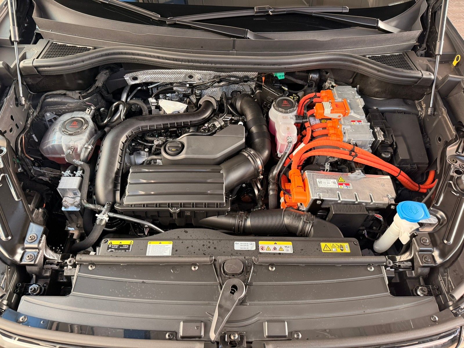 Fahrzeugabbildung Volkswagen Tiguan 1.5 TSI eHybrid +AHK+Kamera+DCC +IQ.Light