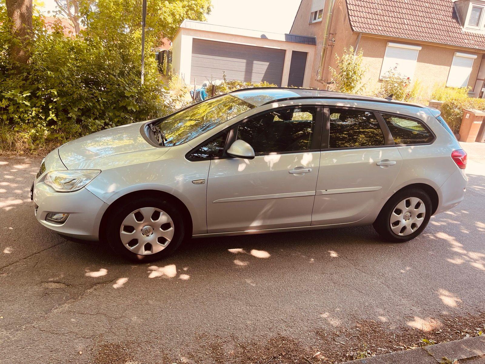 Opel Astra 2011 — rear view