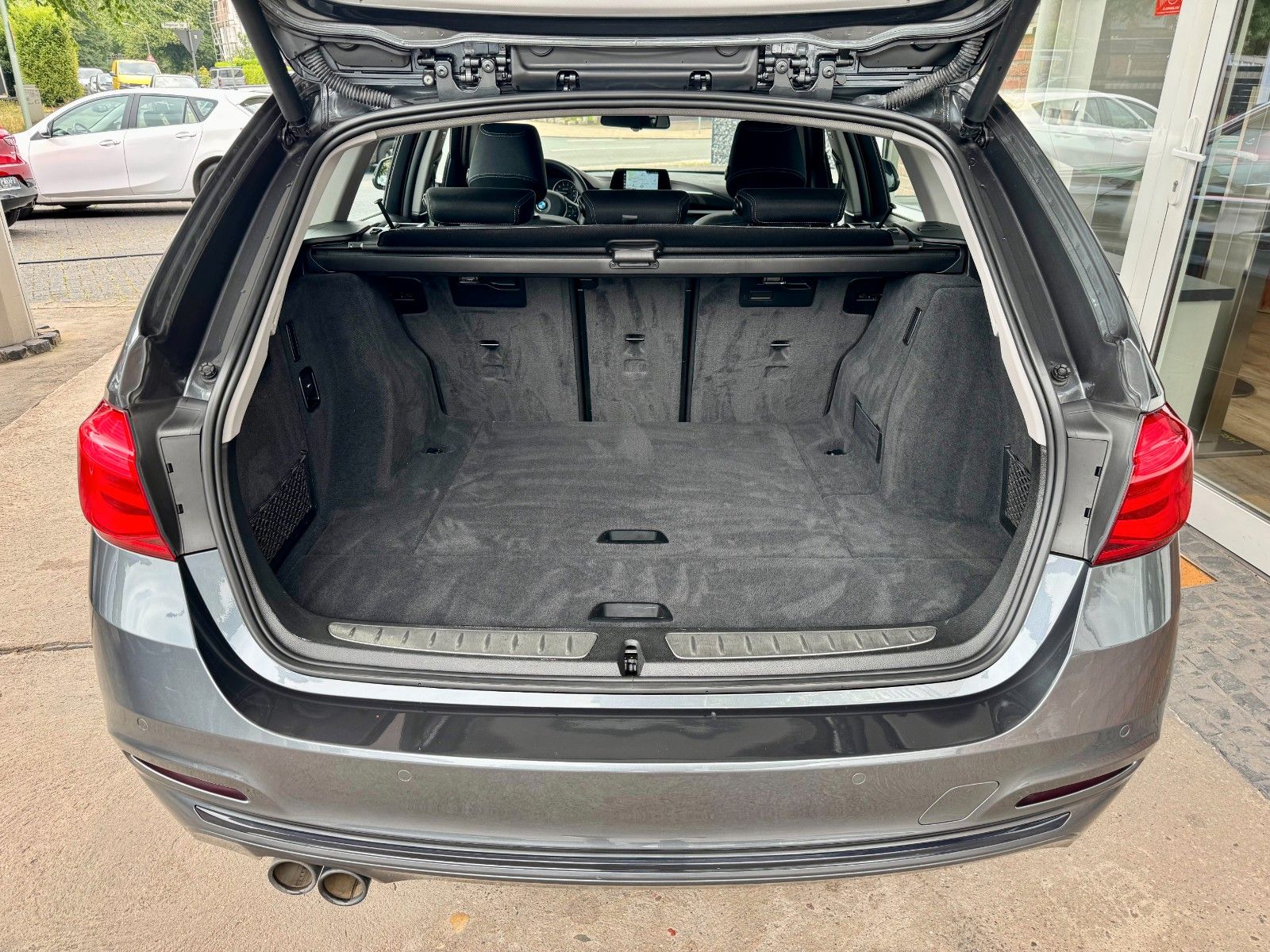 Fahrzeugabbildung BMW 320 i Touring Sport Line Autom. Navi/LED/53 Tkm