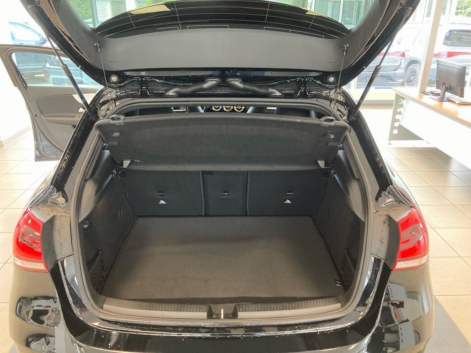 Fahrzeugabbildung Mercedes-Benz A 180 AMG*Distronic*Pano*Totwinkel*Kamera*LED*18