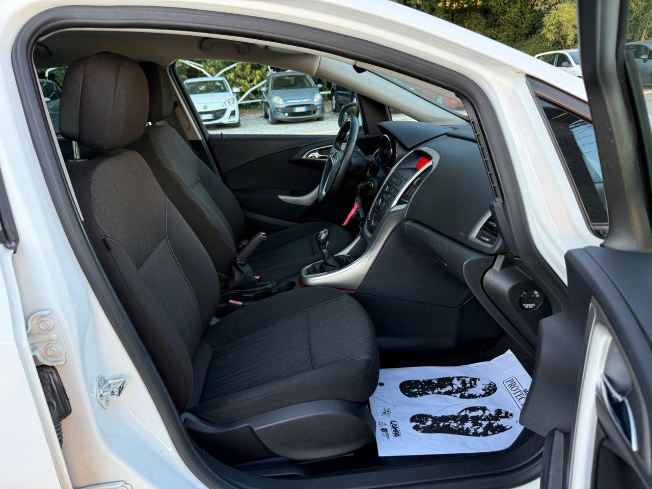 Opel Astra 2011 — photo 7