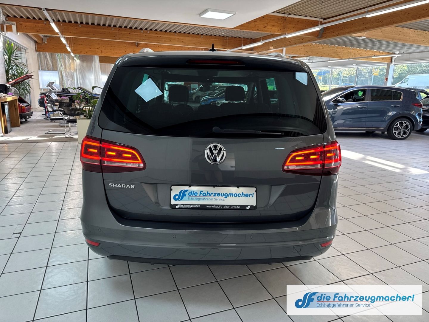 Fahrzeugabbildung Volkswagen Sharan Highline BMT Start-Stopp Sportpaket Stand