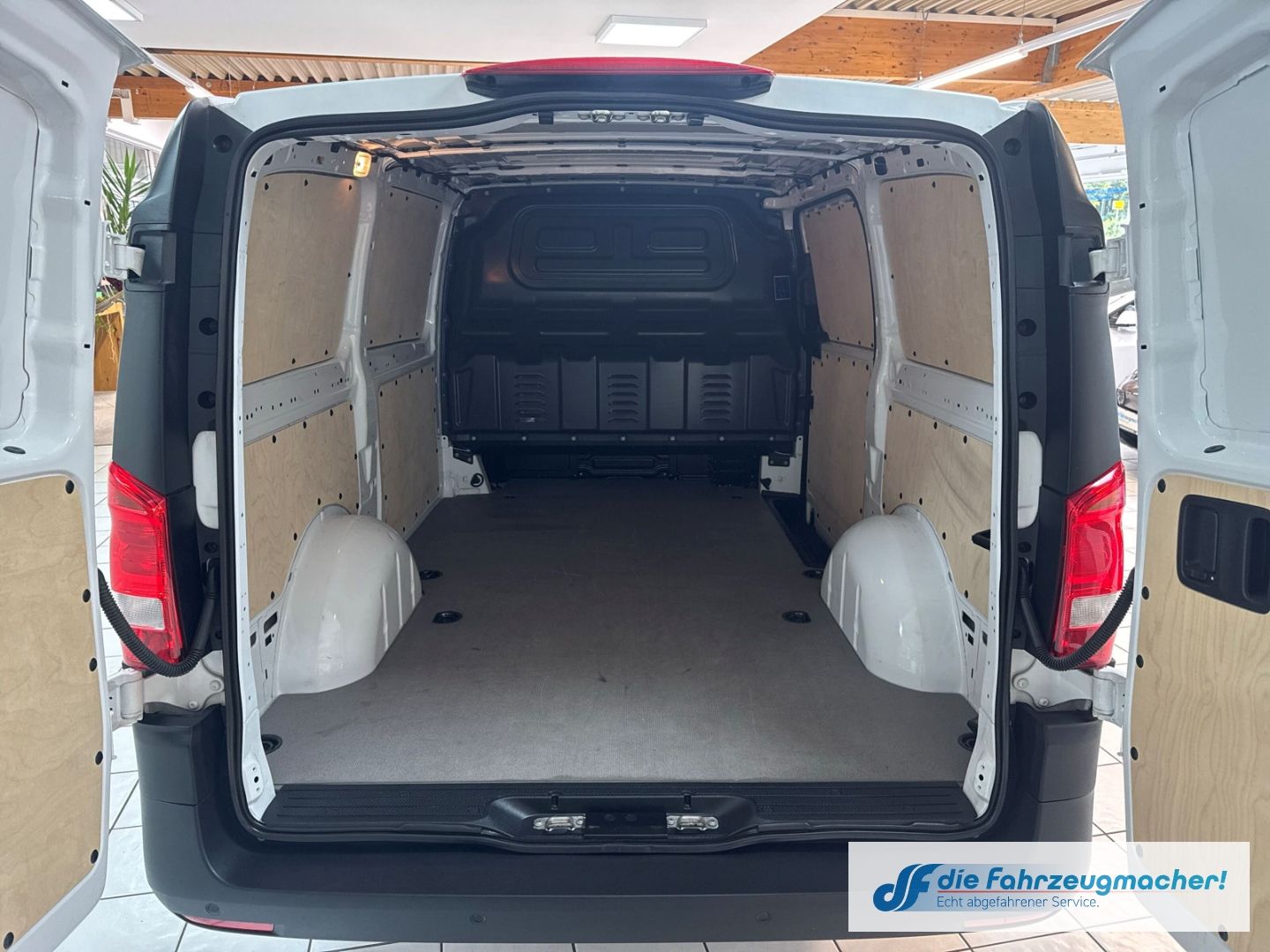 Fahrzeugabbildung Mercedes-Benz Vito Kasten e111 lang  LONG RANGE 60 DAB SHZ Rüc