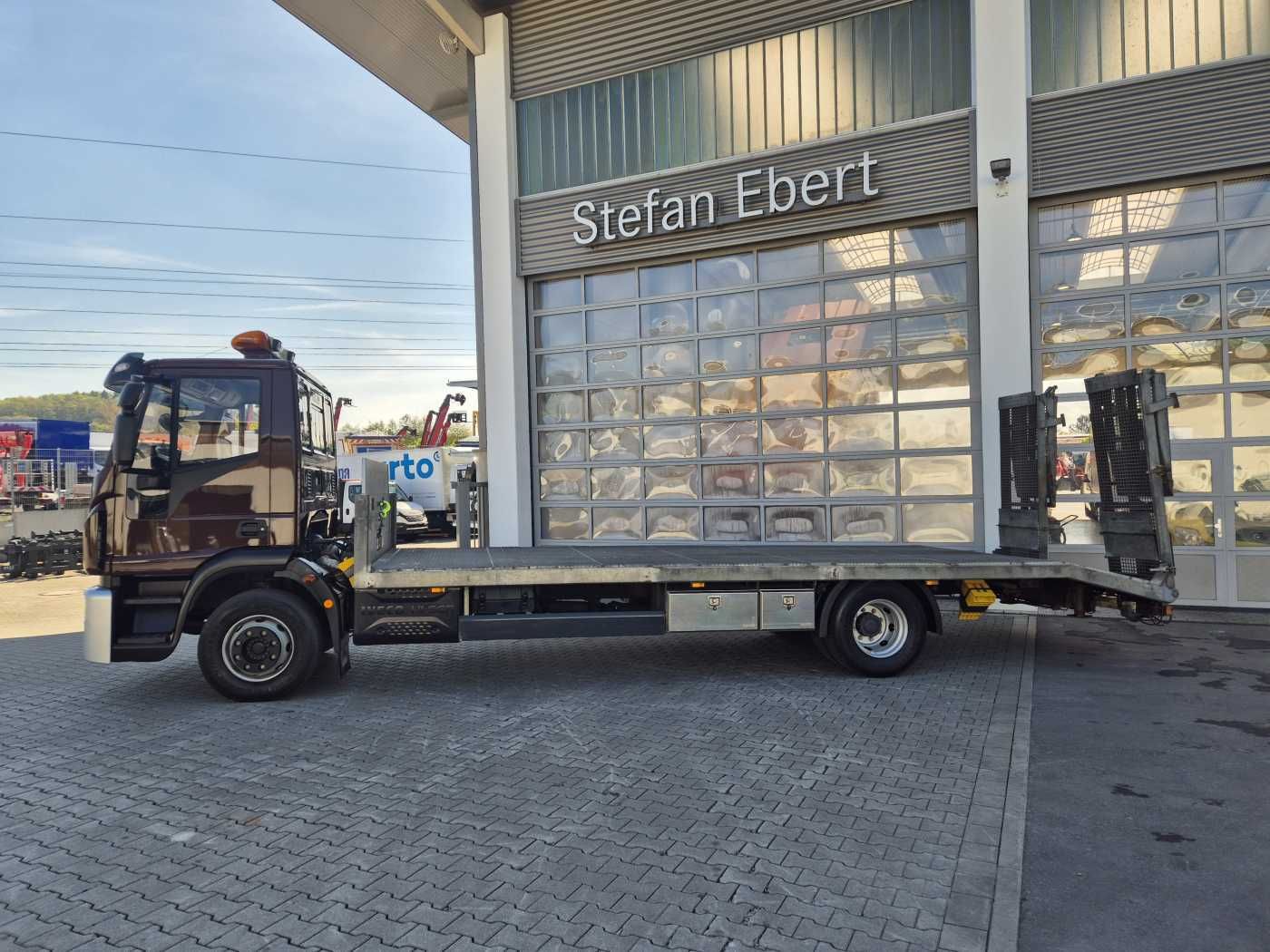 Fahrzeugabbildung Iveco Eurocargo ML140E25/P Maschinentransporter Winde