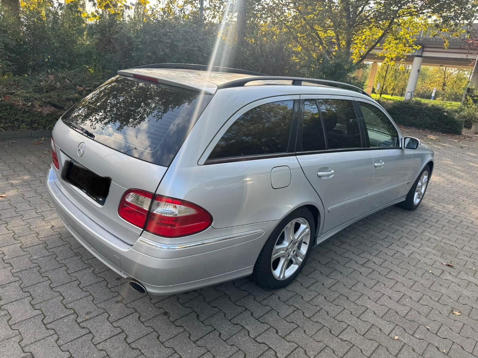 Mercedes-Benz E200 2005 — photo 13