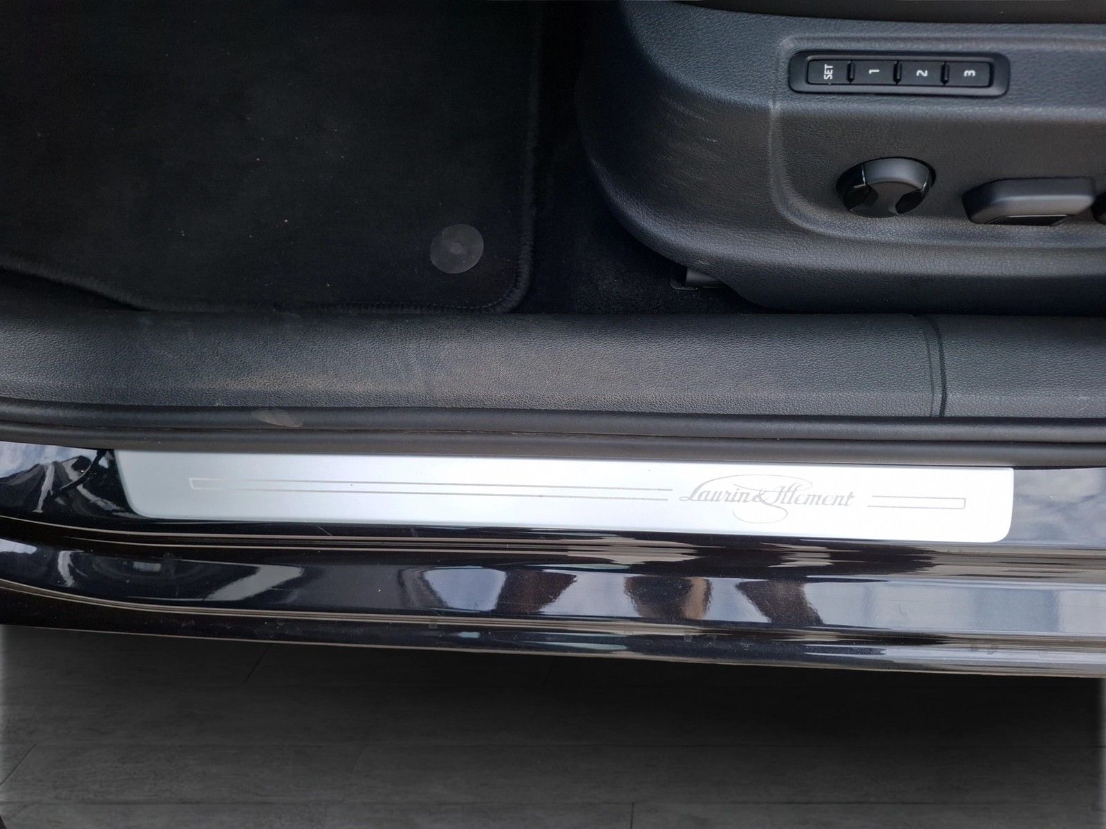 Fahrzeugabbildung SKODA Octavia Combi TSI L&K DSG LED Navi ACC PDC SHZ 1