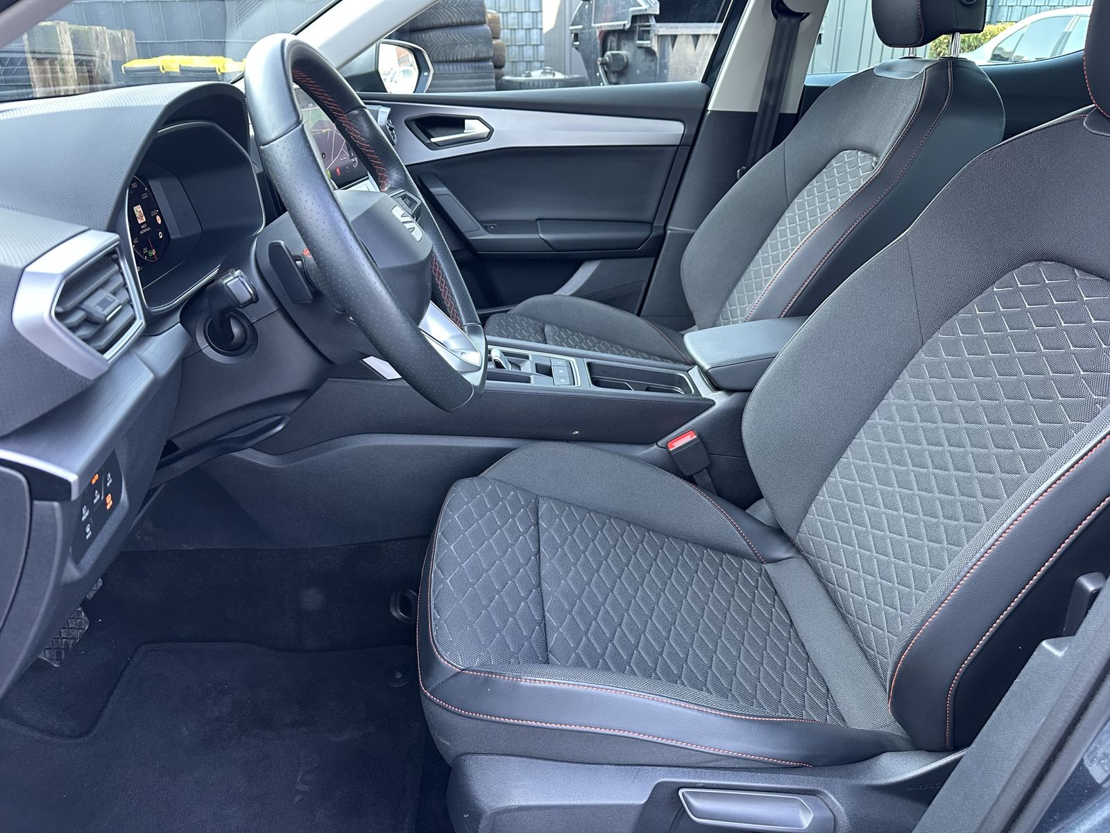 Fahrzeugabbildung SEAT Leon 2.0 TDI DSG FR NAV+LED+ACC+CARPLAY+17ZO+1HD