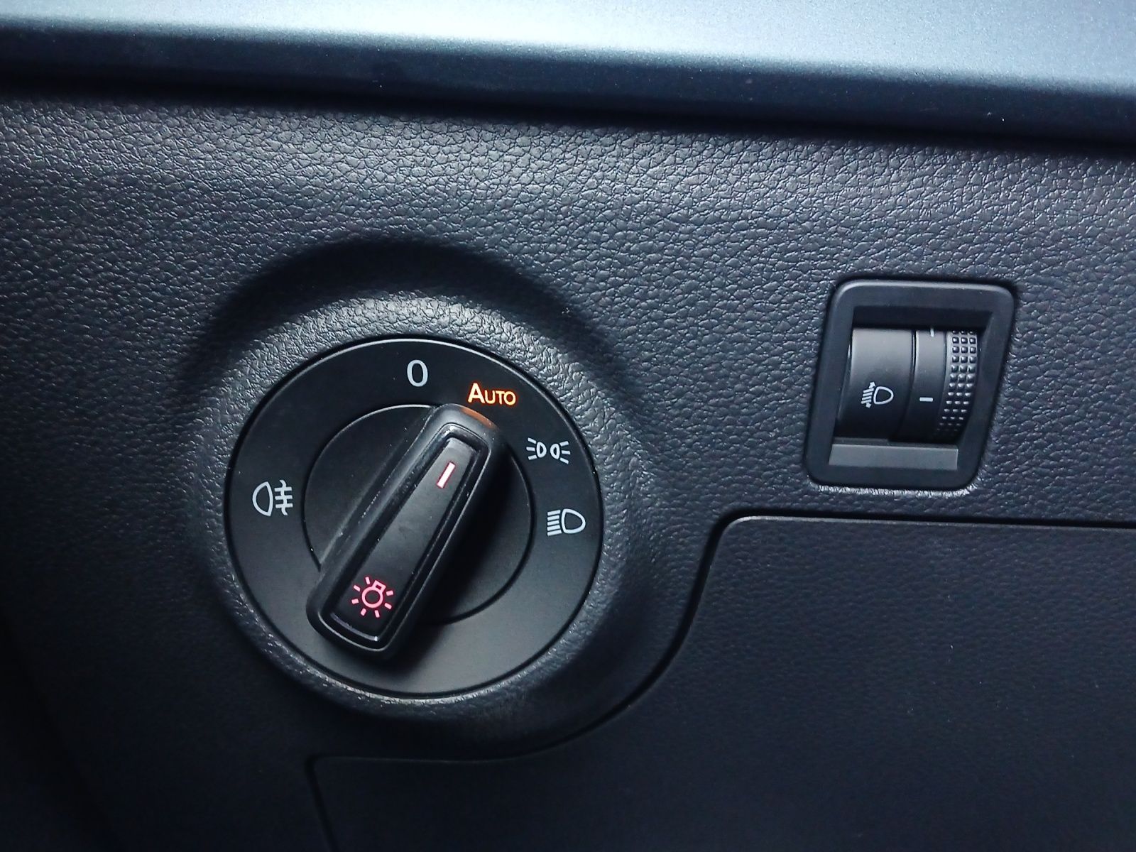 Fahrzeugabbildung SEAT Arona TSI Xperience DSG LED AHK ACC RFK SH 18"