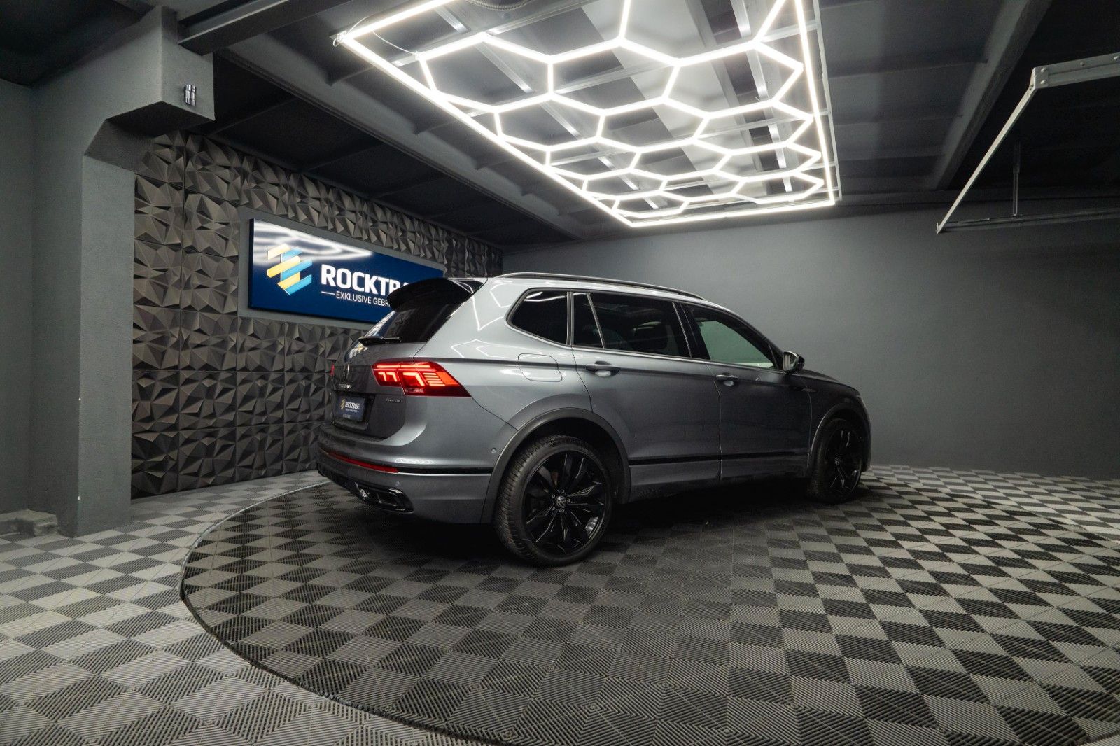 Fahrzeugabbildung Volkswagen Tiguan Allspace R-Line 4Motion HUD | PANO | ACC