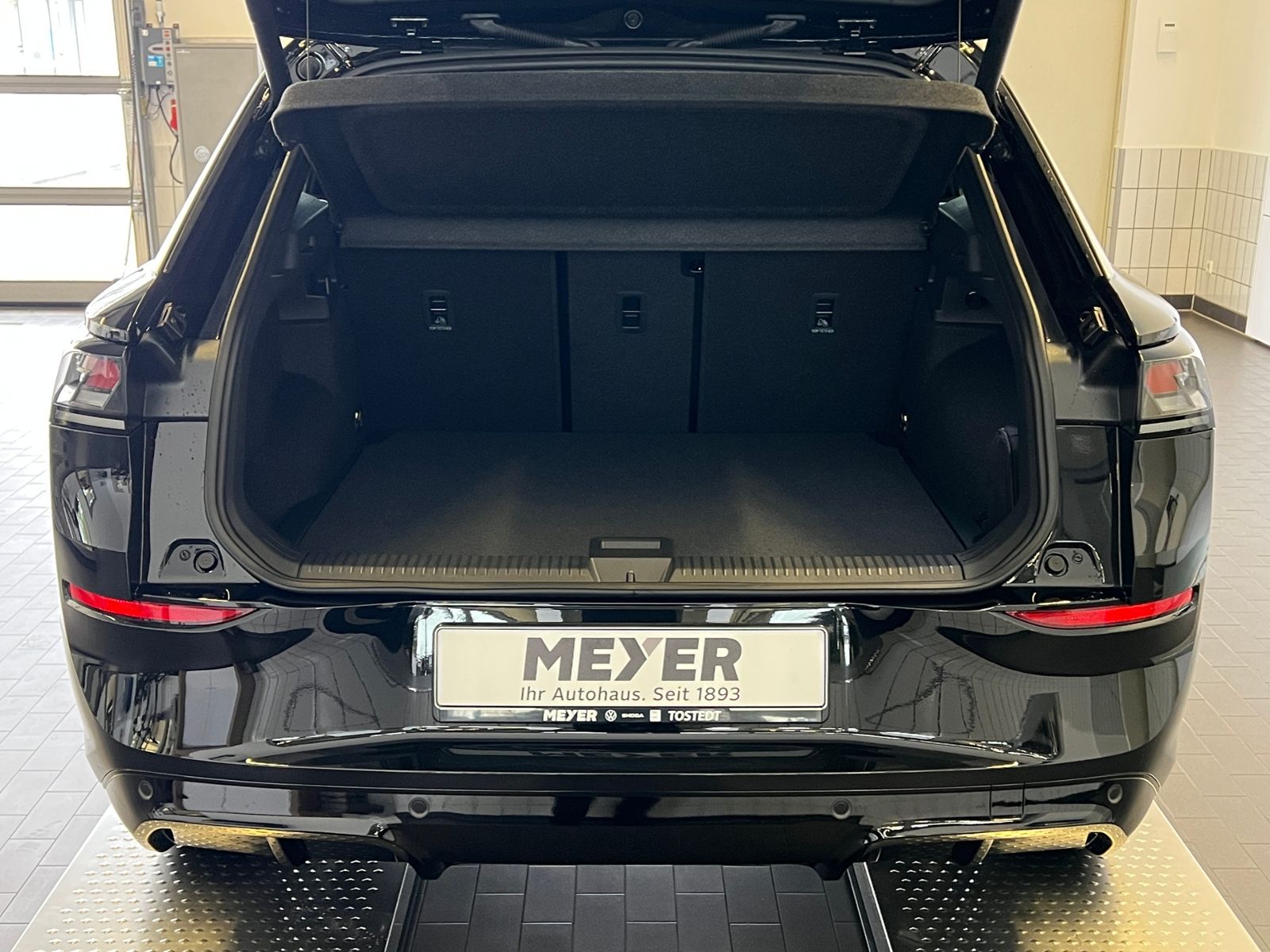 Fahrzeugabbildung Volkswagen T-Roc R-Line 1.5 eTSI DSG *AHK, LED, ACC, Kamera