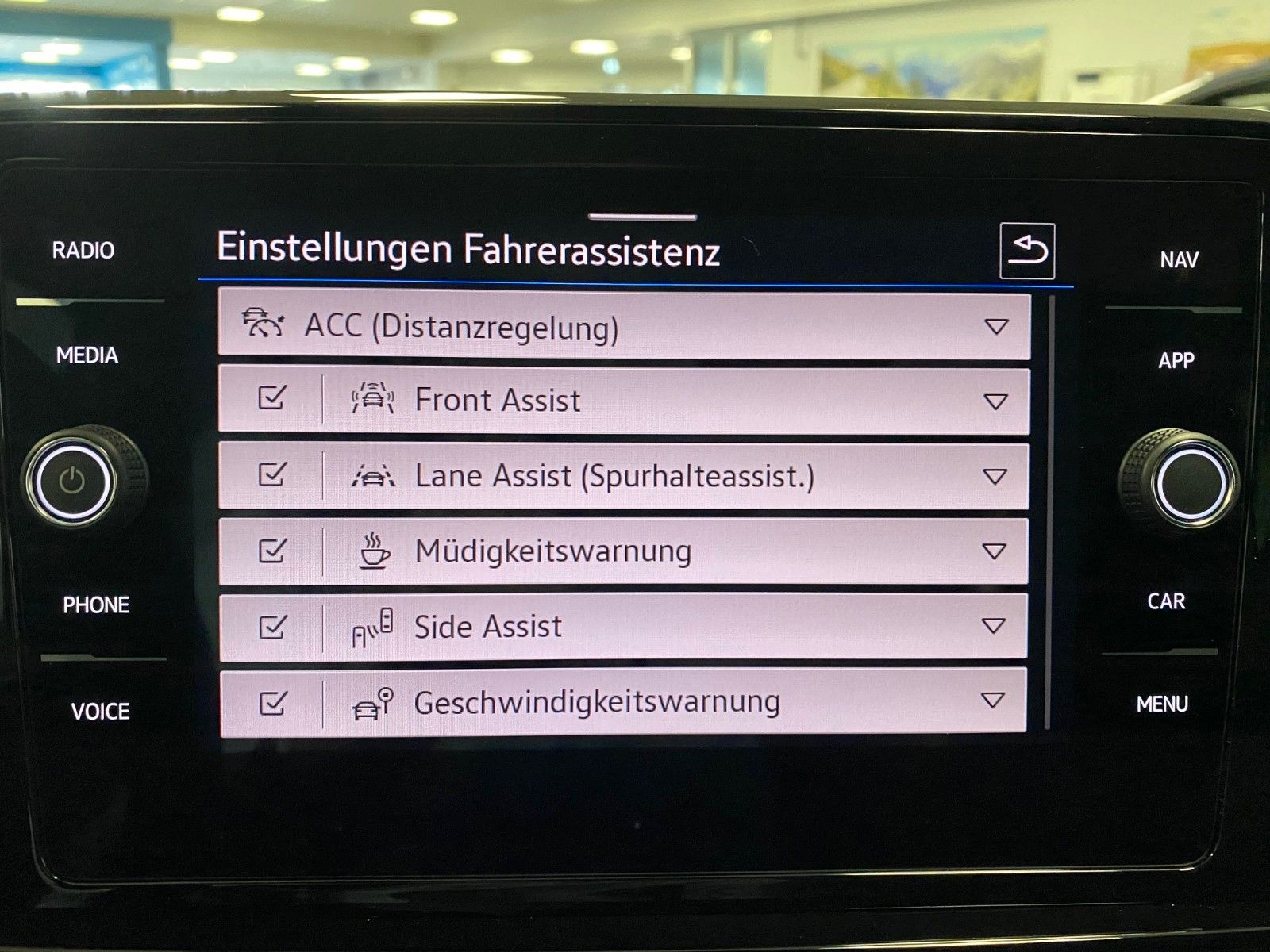 Fahrzeugabbildung Volkswagen T-Roc 1.5 TSI DSG+BLACKSTYLE+PANO+19"+ACC+MATRI+