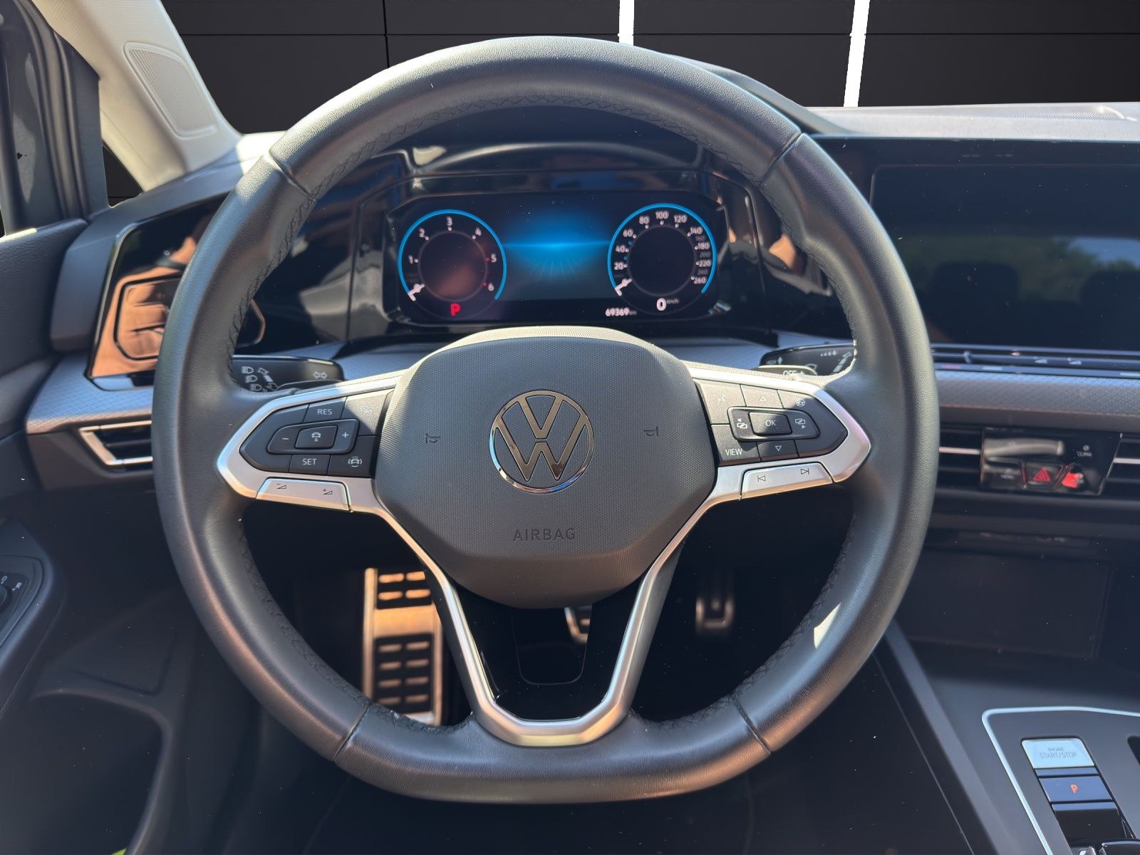 Fahrzeugabbildung Volkswagen Golf VIII Active TDI DSG LED ACC SHZ PDC NAVI AM