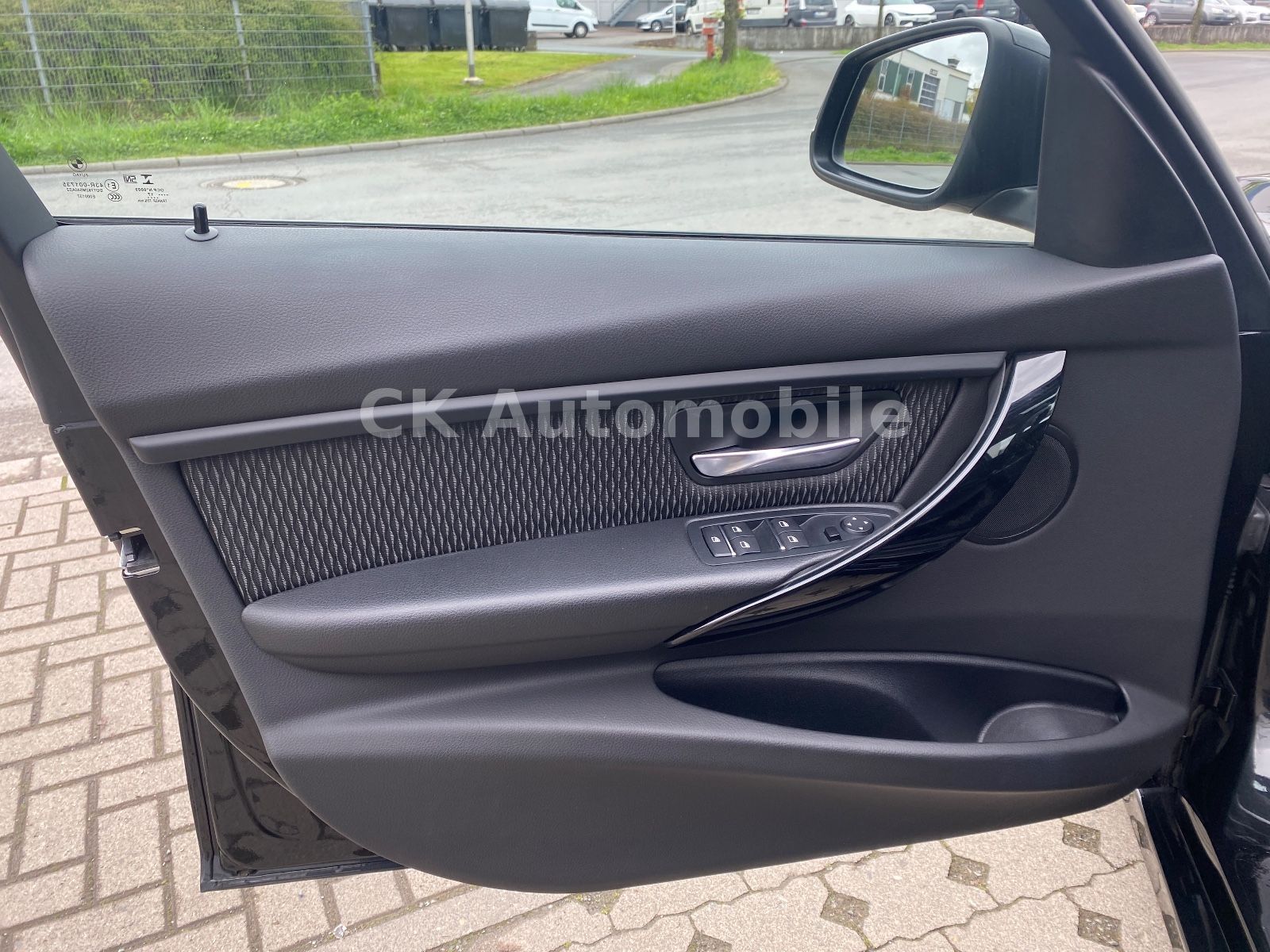 Fahrzeugabbildung BMW 320 I Touring Advantage Automatik/Navi/LED/PDC