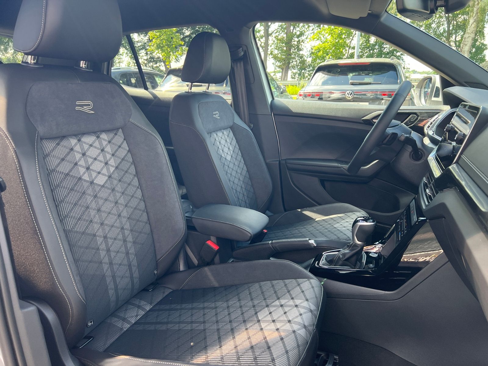 Fahrzeugabbildung Volkswagen T-Cross R-Line 1.5 TSI DSG *AHK, IQ.LIGHT, ACC,