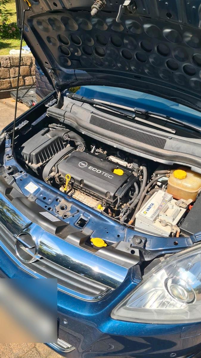 Opel Zafira 2012 — photo 10