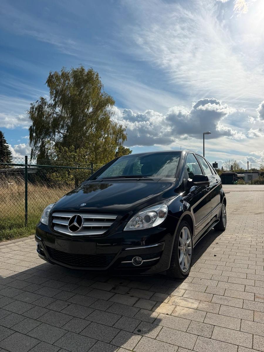 Mercedes-Benz B 180