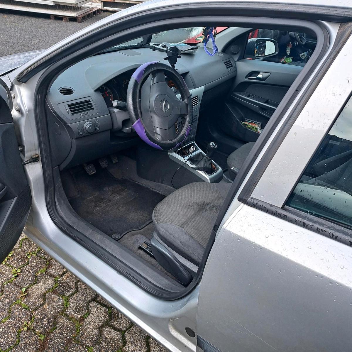 Opel Astra 2009 — interior