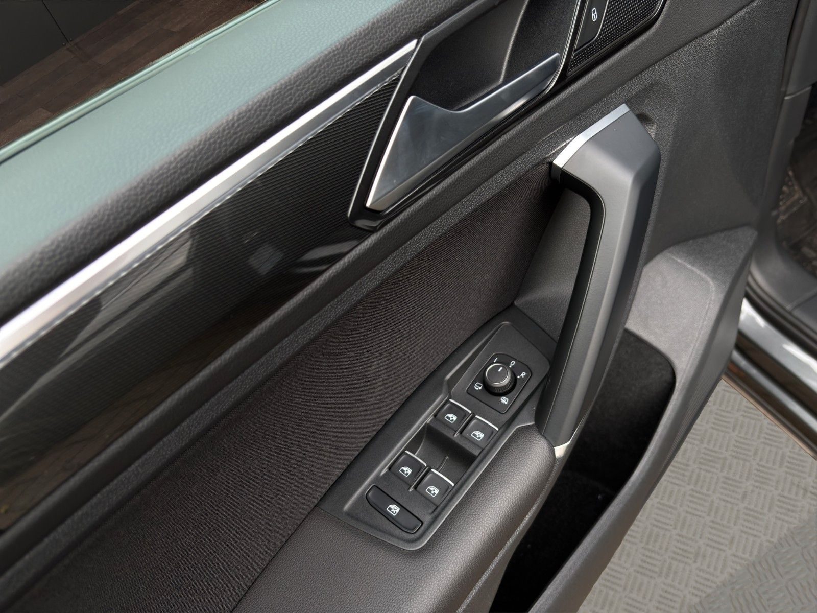 Fahrzeugabbildung Volkswagen Tiguan R-Line 4Motion*Sportauspuff*Dig.Cock*AHK*