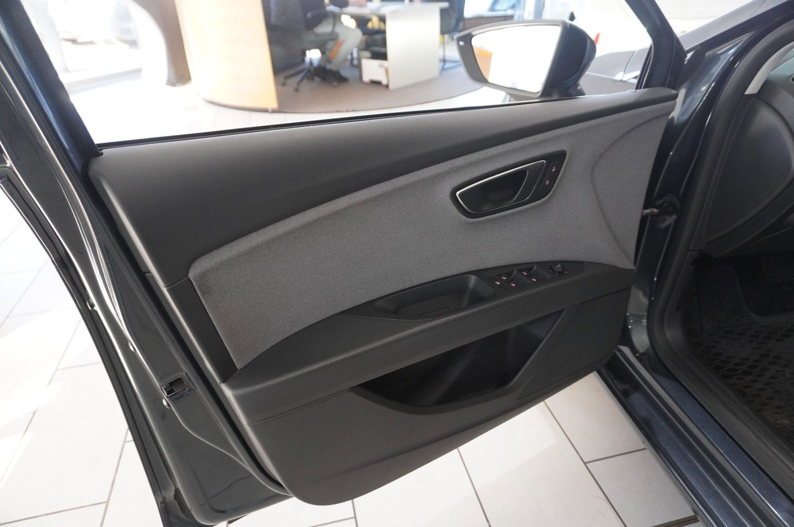 Fahrzeugabbildung SEAT Leon ST 1.6 TDI STYLE DSG NAVI/LED/KAMERA/SH/AHK