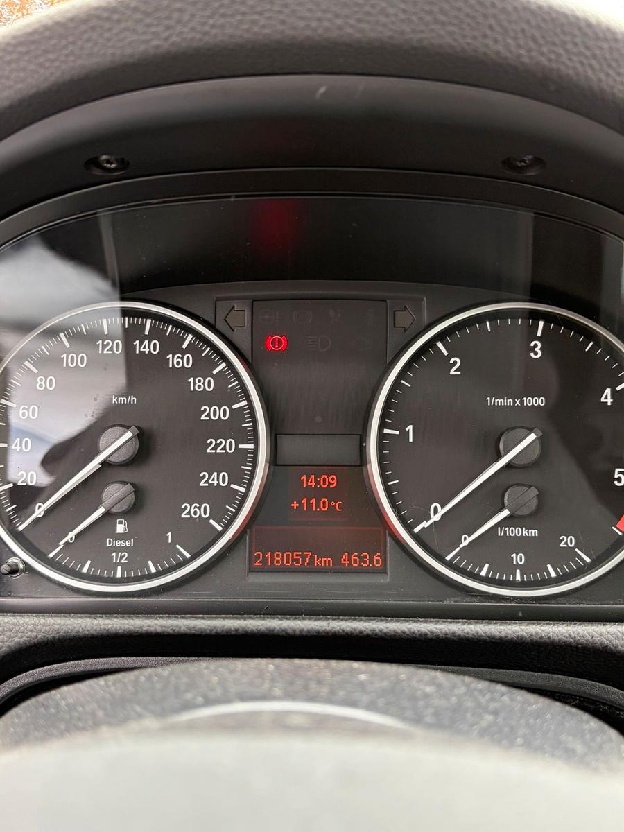 BMW 318 2010 — photo 10