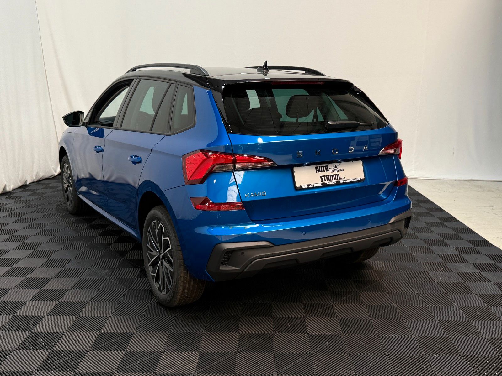 Fahrzeugabbildung SKODA Kamiq 1.0 TSI DSG Selection Black 17Z Kamera SHZ