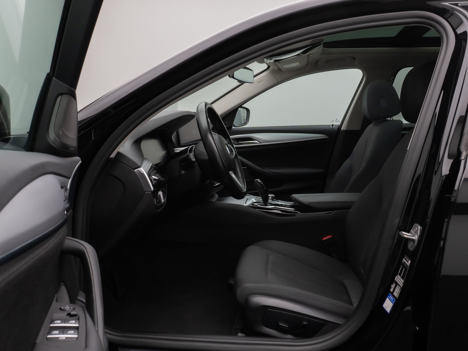 Fahrzeugabbildung BMW 520d Kamera DAB H/K Alarm DisKey Panorama MSport