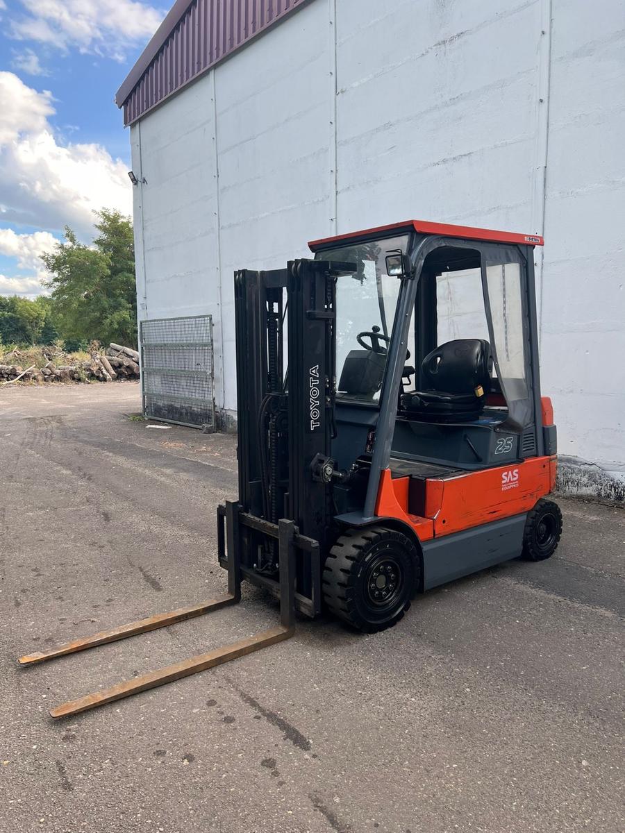 Toyota 7FBMF25-Elektro - Triplex-Vollfreihub