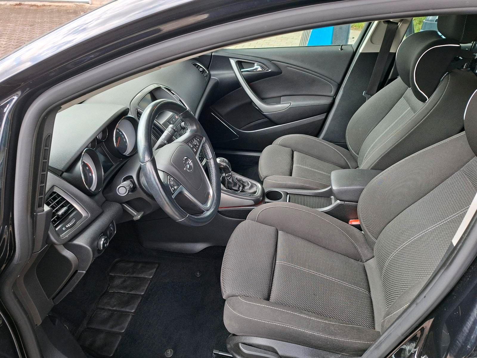 Opel Astra 2011 — photo 10