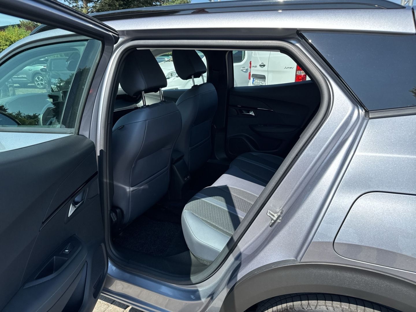 Fahrzeugabbildung Peugeot 2008 Allure Elektro 136 Navi CarPlay  SHZ DAB