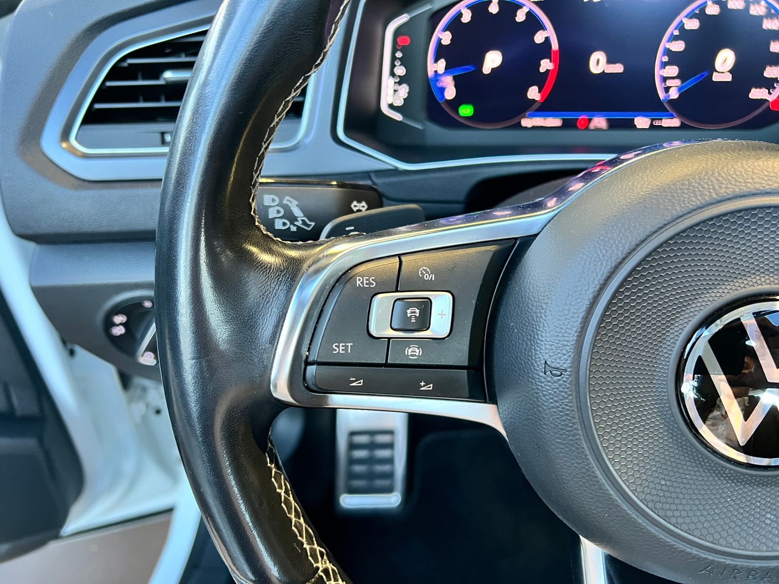 Fahrzeugabbildung Volkswagen T-Roc Cabrio R-Line Black AHK BEATS NAVI SHZ