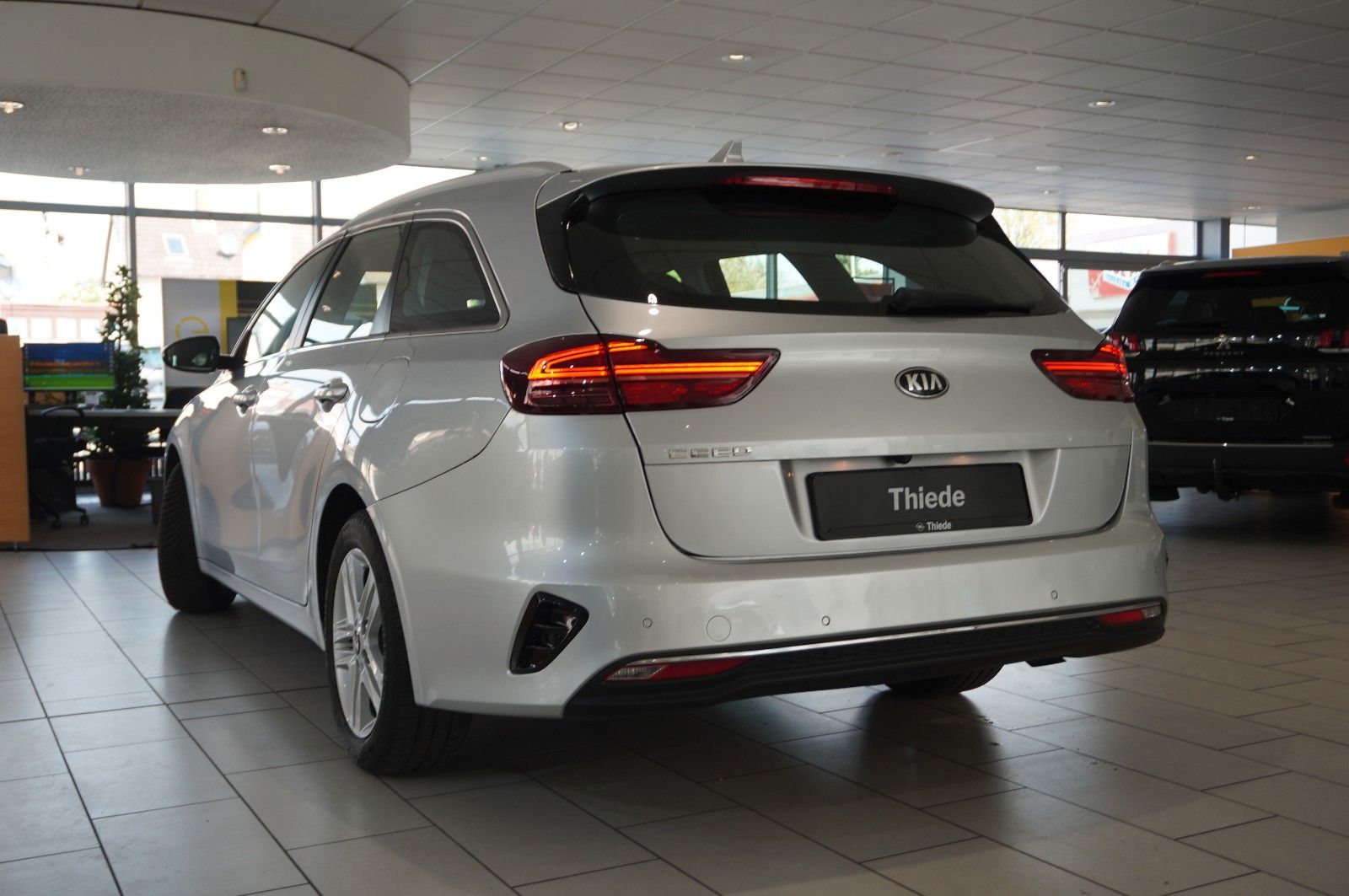 Fahrzeugabbildung Kia cee'd SW 1.6 CRDI 7-DCT DYNAMIC NAVI/LED/KAMERA